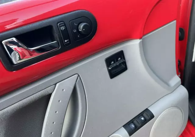 VOLKSWAGEN New Beetle 1.6