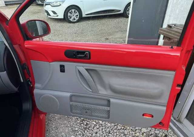 VOLKSWAGEN New Beetle 1.6