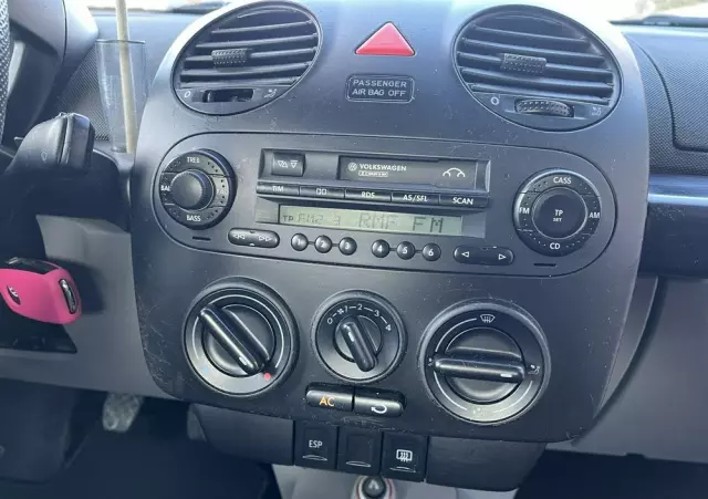 VOLKSWAGEN New Beetle 1.6