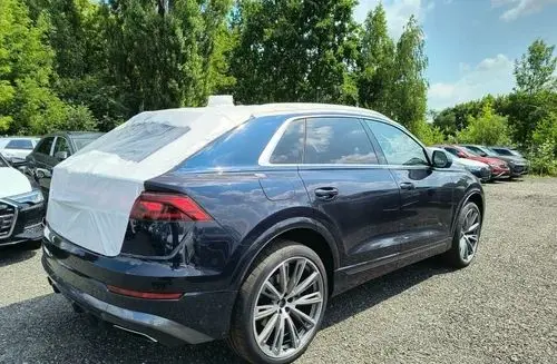 AUDI Q8 