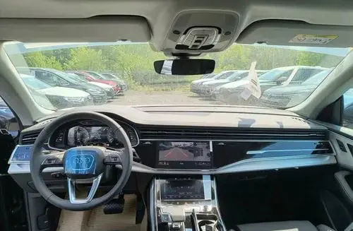 AUDI Q8 