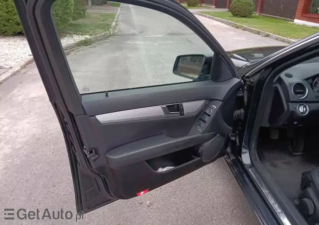 MERCEDES-BENZ Klasa C 220 T CDI DPF (BlueEFFICIENCY) Avantgarde