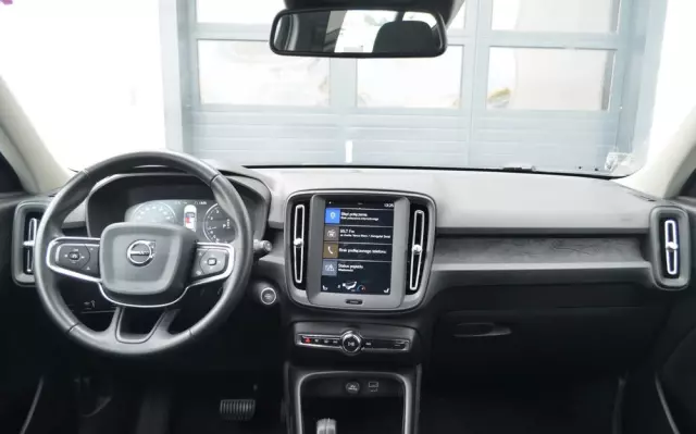 VOLVO XC 40 T4 Momentum Pro