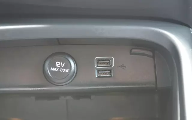 VOLVO XC 40 T4 Momentum Pro