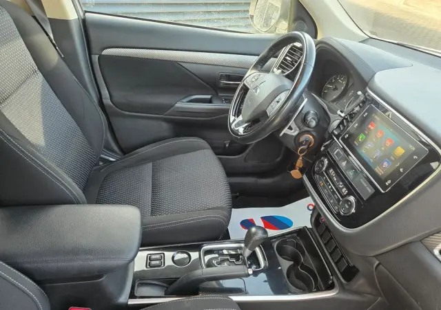 MITSUBISHI Outlander 2.0 2WD CVT Diamant