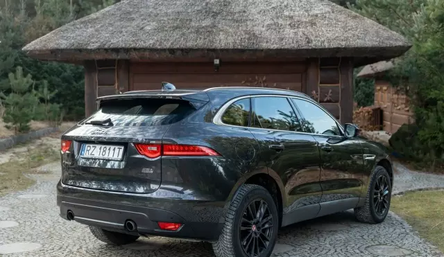 JAGUAR F-Pace 