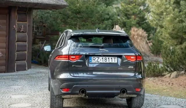 JAGUAR F-Pace 