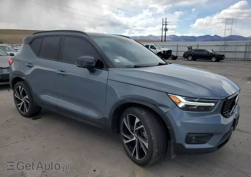 VOLVO XC 40 T5 AWD Momentum
