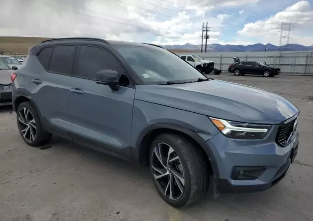 VOLVO XC 40 T5 AWD Momentum