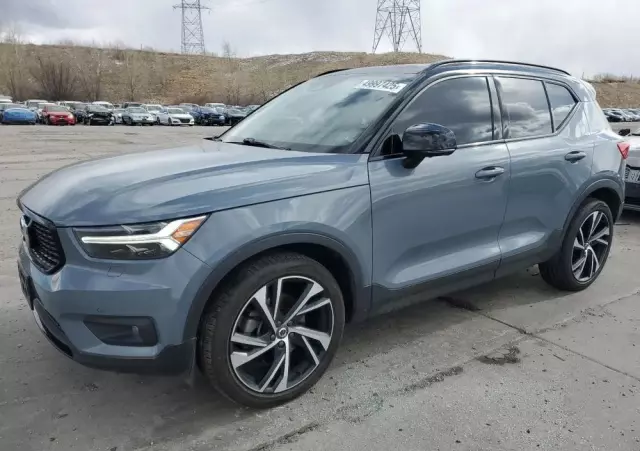 VOLVO XC 40 T5 AWD Momentum