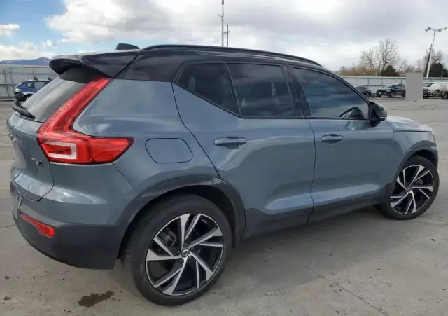 VOLVO XC 40 T5 AWD Momentum