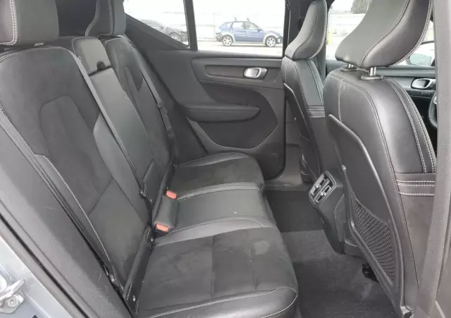 VOLVO XC 40 T5 AWD Momentum