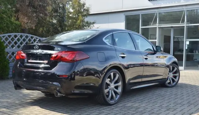 INFINITI Q70 