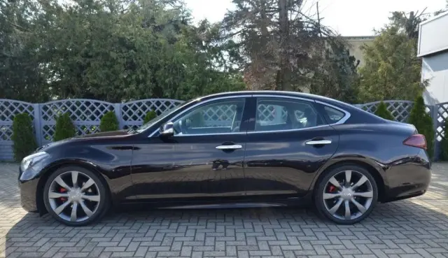 INFINITI Q70 