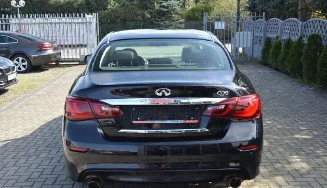 INFINITI Q70 
