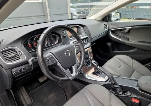VOLVO V40 Cross Country D2 Geartronic Momentum