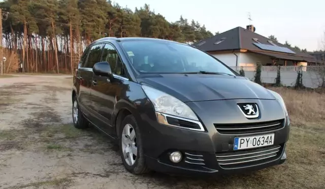 PEUGEOT 5008 