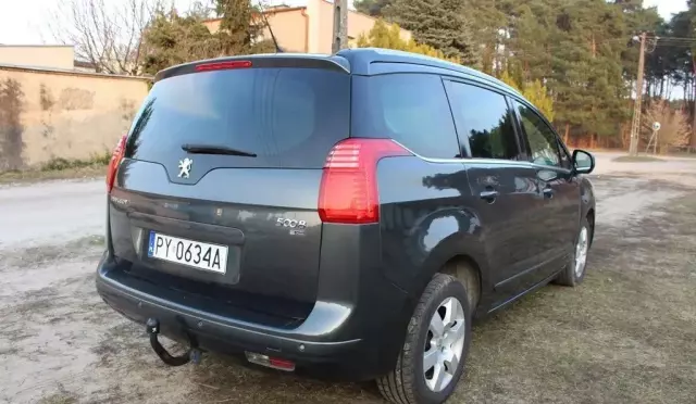 PEUGEOT 5008 