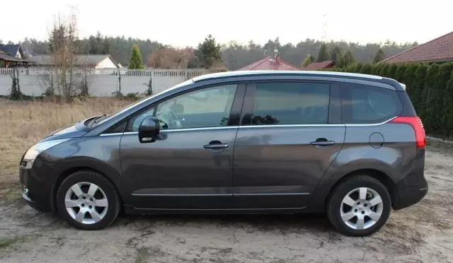 PEUGEOT 5008 