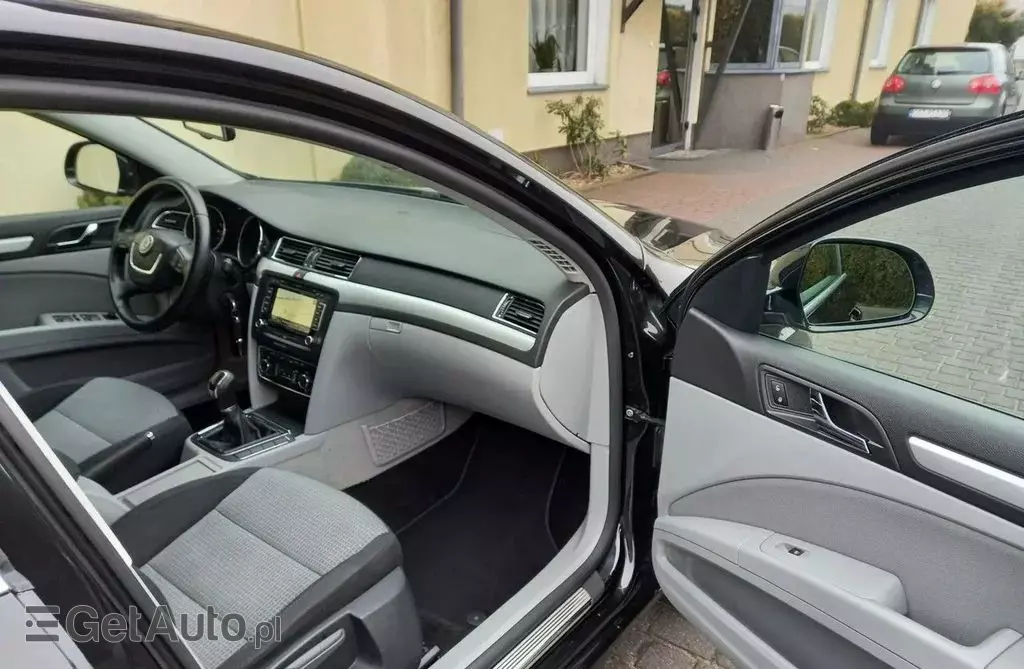 SKODA Superb 