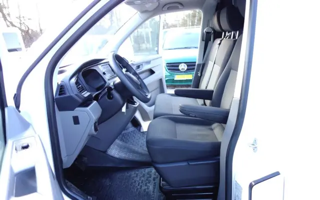 VOLKSWAGEN Transporter T6 Automat 2.0 TDI L1H1 Klima Webasto Navi 