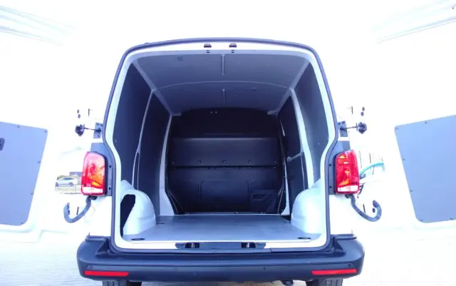 VOLKSWAGEN Transporter T6 Automat 2.0 TDI L1H1 Klima Webasto Navi 