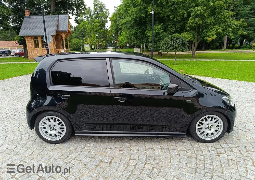 VOLKSWAGEN Up! Street