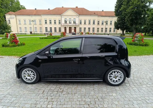 VOLKSWAGEN Up! Street