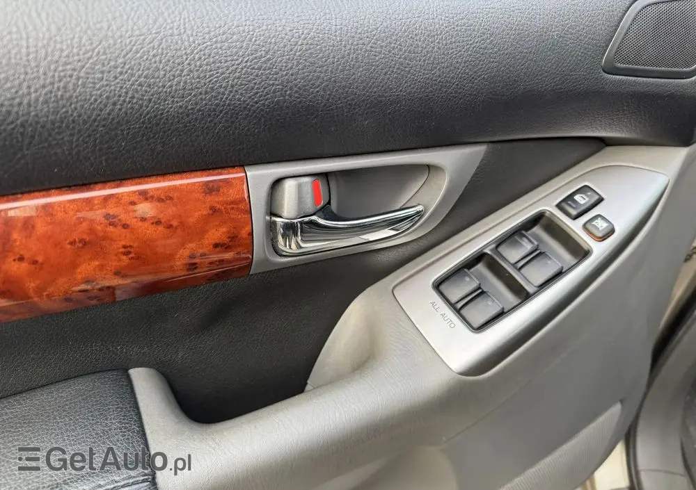 TOYOTA Land Cruiser 4.0 Luna Voyage