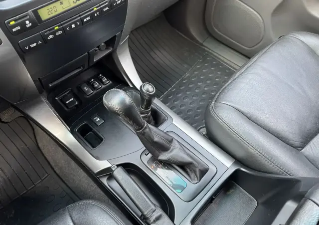 TOYOTA Land Cruiser 4.0 Luna Voyage