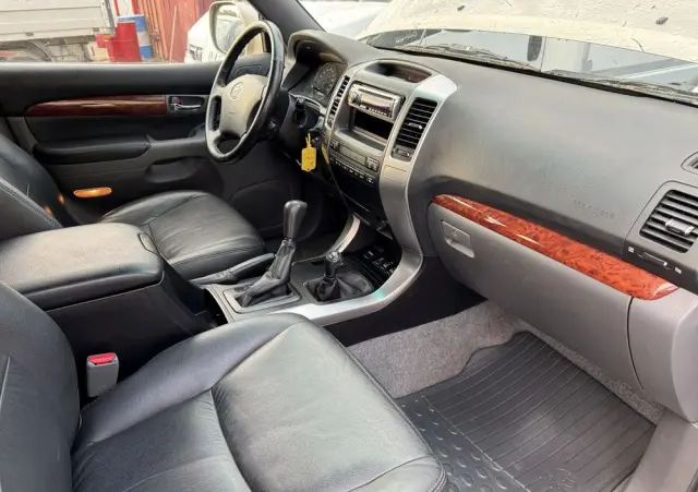 TOYOTA Land Cruiser 4.0 Luna Voyage