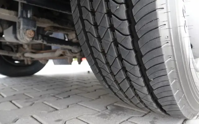 RENAULT D 210/  4X2 / SKRZYNIOWY 5 M + HDS PALFINGER PK 8.501 SLD A / UDŹWIG 5 580G / STEROWANIE RADIOWE / ROTATOR / SPROWADZONY 