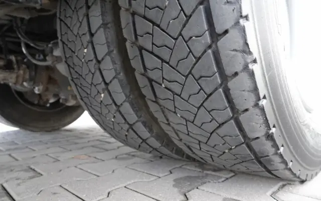 RENAULT D 210/  4X2 / SKRZYNIOWY 5 M + HDS PALFINGER PK 8.501 SLD A / UDŹWIG 5 580G / STEROWANIE RADIOWE / ROTATOR / SPROWADZONY 