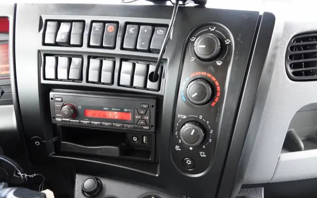 RENAULT D 210/  4X2 / SKRZYNIOWY 5 M + HDS PALFINGER PK 8.501 SLD A / UDŹWIG 5 580G / STEROWANIE RADIOWE / ROTATOR / SPROWADZONY 