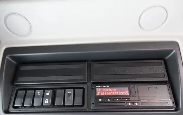 RENAULT D 210/  4X2 / SKRZYNIOWY 5 M + HDS PALFINGER PK 8.501 SLD A / UDŹWIG 5 580G / STEROWANIE RADIOWE / ROTATOR / SPROWADZONY 