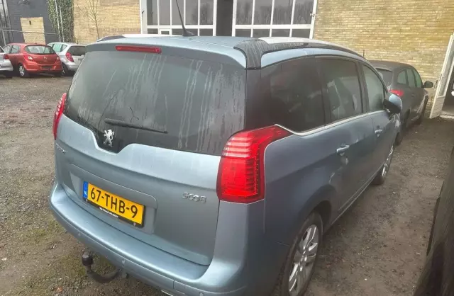 PEUGEOT 5008 
