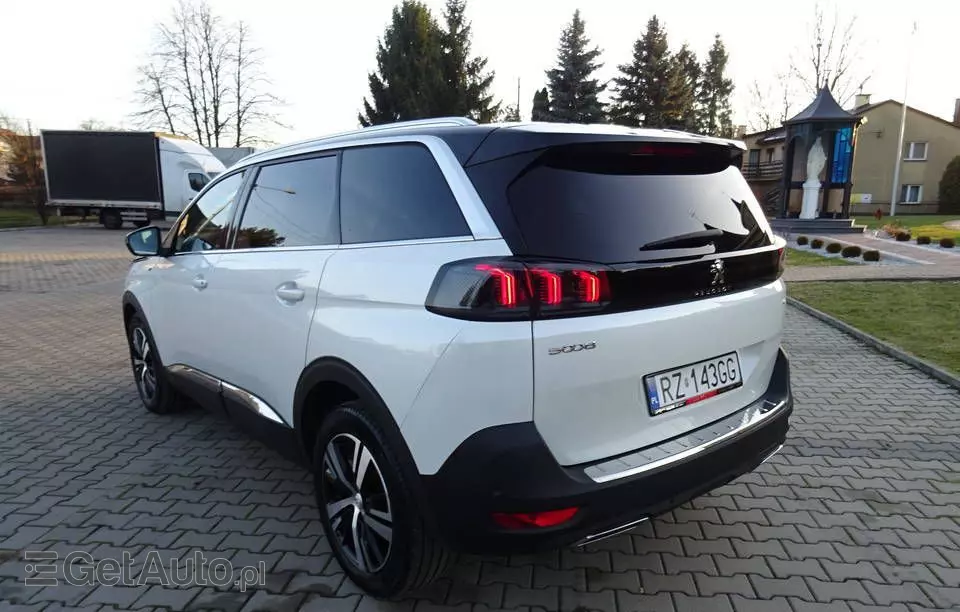 PEUGEOT 5008 