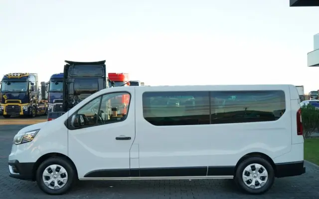 RENAULT TRAFIC III / BUS / 9 MIEJSC / PIERWSZY WŁAŚCICIEL / POLSKI SALON / 2022 ROK / 