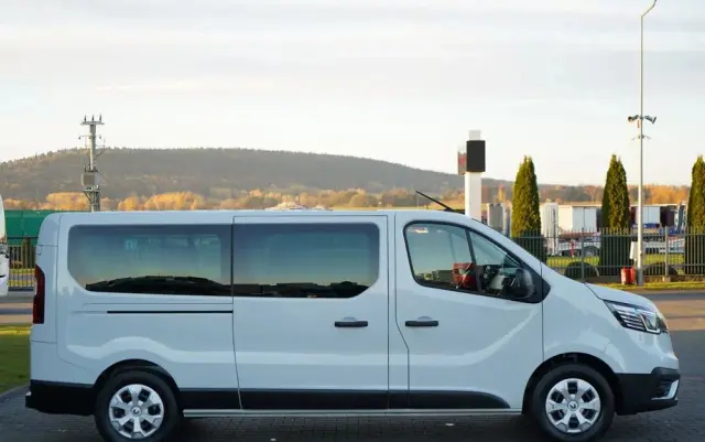 RENAULT TRAFIC III / BUS / 9 MIEJSC / PIERWSZY WŁAŚCICIEL / POLSKI SALON / 2022 ROK / 