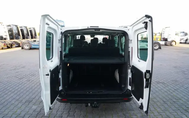 RENAULT TRAFIC III / BUS / 9 MIEJSC / PIERWSZY WŁAŚCICIEL / POLSKI SALON / 2022 ROK / 