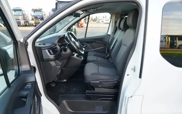 RENAULT TRAFIC III / BUS / 9 MIEJSC / PIERWSZY WŁAŚCICIEL / POLSKI SALON / 2022 ROK / 