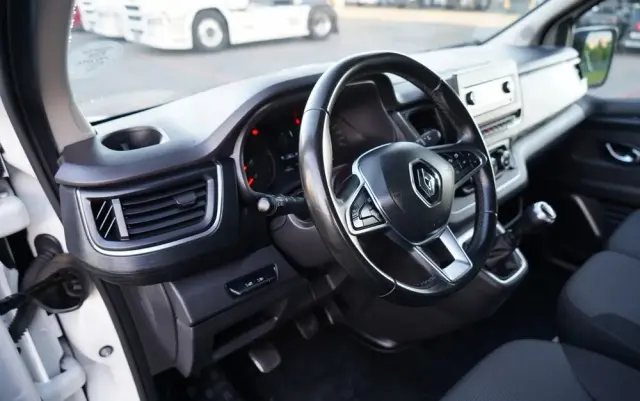 RENAULT TRAFIC III / BUS / 9 MIEJSC / PIERWSZY WŁAŚCICIEL / POLSKI SALON / 2022 ROK / 