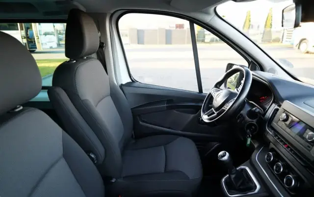 RENAULT TRAFIC III / BUS / 9 MIEJSC / PIERWSZY WŁAŚCICIEL / POLSKI SALON / 2022 ROK / 