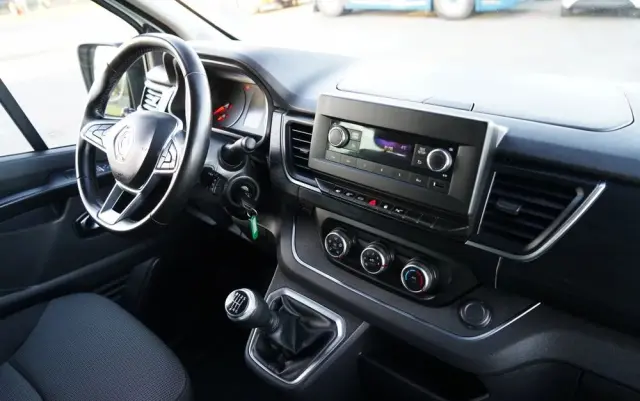 RENAULT TRAFIC III / BUS / 9 MIEJSC / PIERWSZY WŁAŚCICIEL / POLSKI SALON / 2022 ROK / 