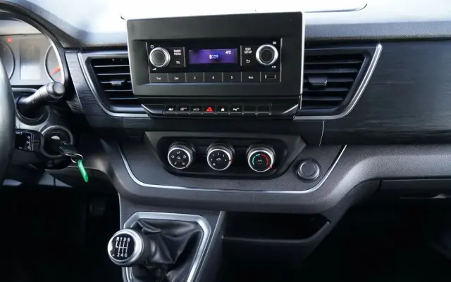 RENAULT TRAFIC III / BUS / 9 MIEJSC / PIERWSZY WŁAŚCICIEL / POLSKI SALON / 2022 ROK / 