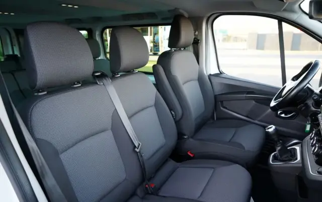 RENAULT TRAFIC III / BUS / 9 MIEJSC / PIERWSZY WŁAŚCICIEL / POLSKI SALON / 2022 ROK / 