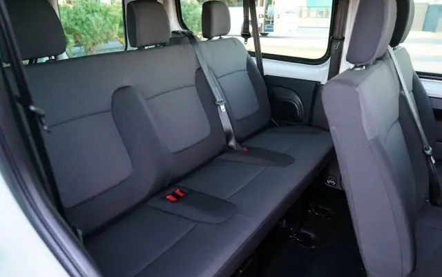 RENAULT TRAFIC III / BUS / 9 MIEJSC / PIERWSZY WŁAŚCICIEL / POLSKI SALON / 2022 ROK / 