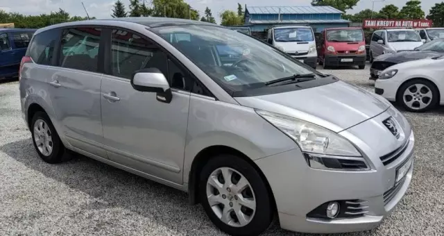 PEUGEOT 5008 