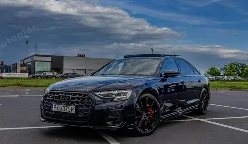 AUDI S8 