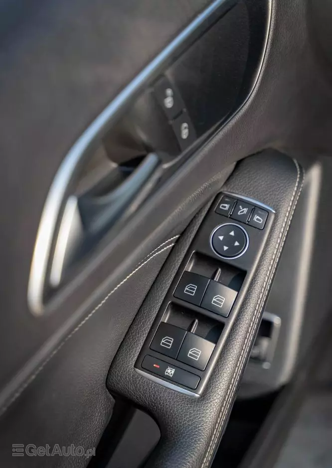 MERCEDES-BENZ GLA 250 4-Matic